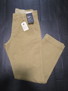 Levi's Men’s Chino Pants in Khaki - Classic Fit